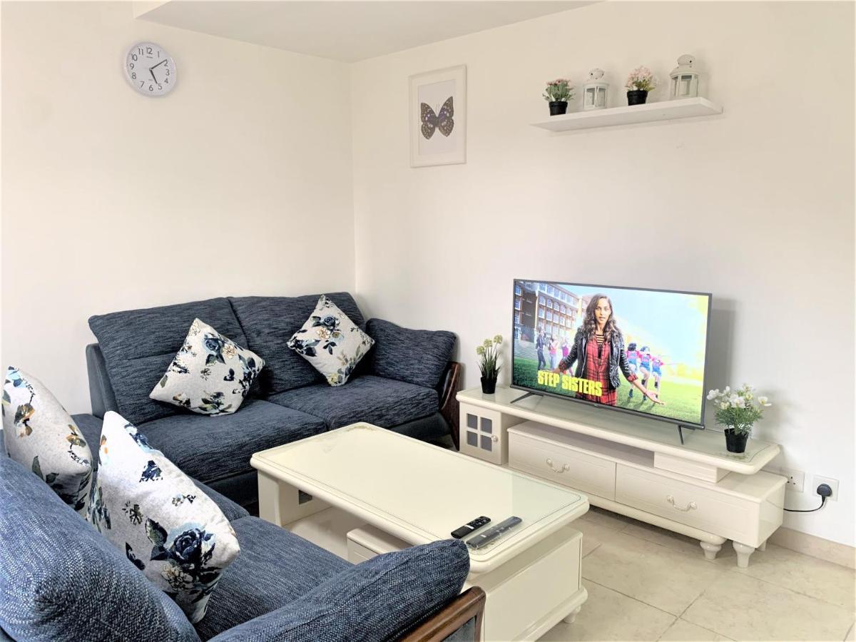 הונג קונג Mtr Tung Chung Near Airport Apartment, City Getaway, Pa Mei Village Tung Chung מראה חיצוני תמונה